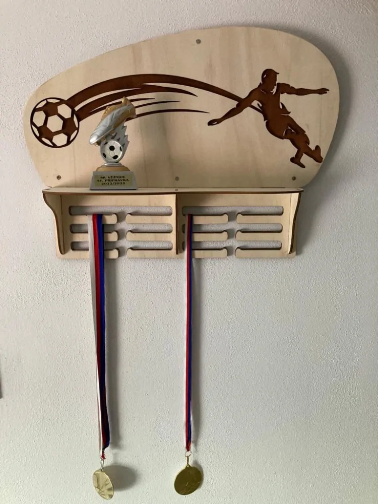 Medailovník s poličkou na trofeje