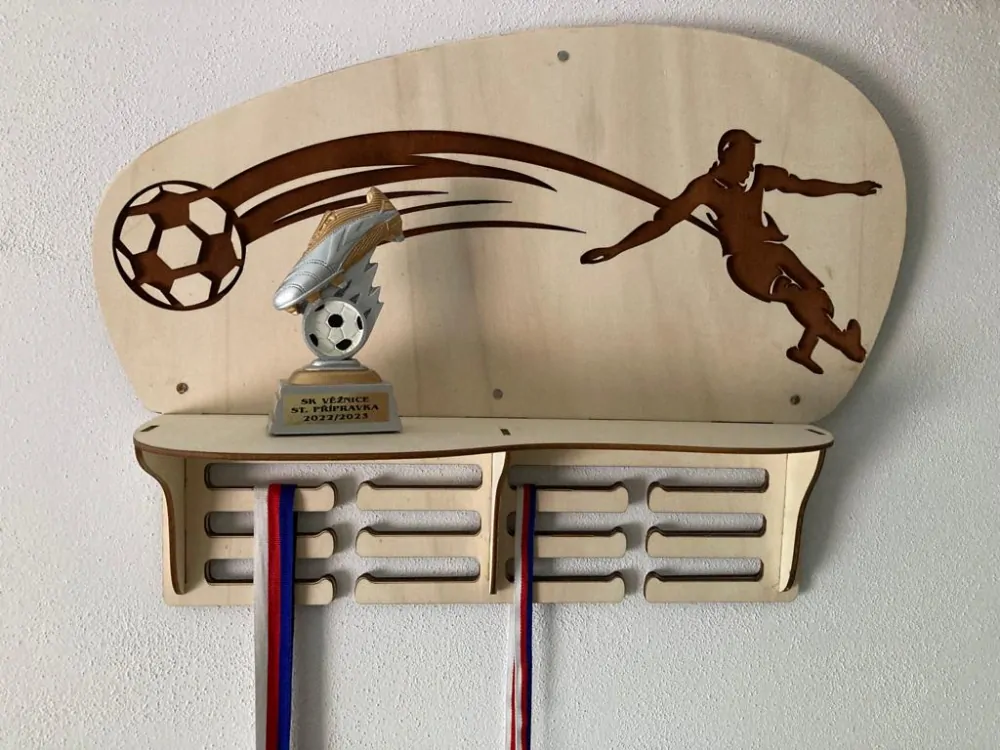 Medailovník s poličkou na trofeje